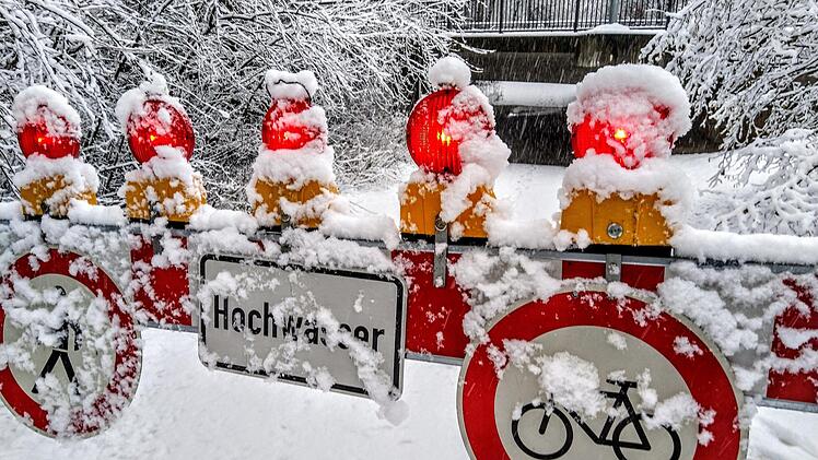 Winter-Impressionen aus Coburg: Weiterhin gesperrt ist der Durchgang unter der Itzbr&uuml;cke in der Lossaustra&szlig;e.Foto: Jochen Berger