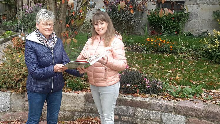 Die Riedenbergerin Carolin Detsch (rechts) kocht demnächst im Fernsehen. Das Begleitbuch zur aktuellen Sendung konnte sie schon jetzt an die Leiterin der katholischen Pfarrbücherei, Hildegard Fröhlich (links), übergeben.