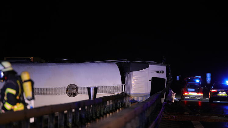 Kreis Ansbach: Gefahrgut-Alarm auf der A6: Tanklaster umgekippt - Autobahn stundenlang gesperrt