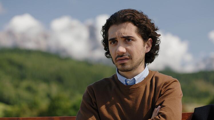 Der Wiener Uniabsolvent Kami Karner (Atrin Haghdoust) ist alles andere als begeistert, als er seinen potenziellen k&uuml;nftige Arbeitsplatz sieht.