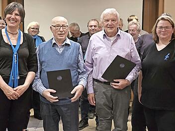 Vorsitzende Annette Eichhorn (li.) und Zweite Vorsitzende Nadja Heinbuch (re.) ehrten Peter Firnstein und Alois Goppert (li.) f&uuml;r jeweils 60 Jahre Mitgliedschaft.