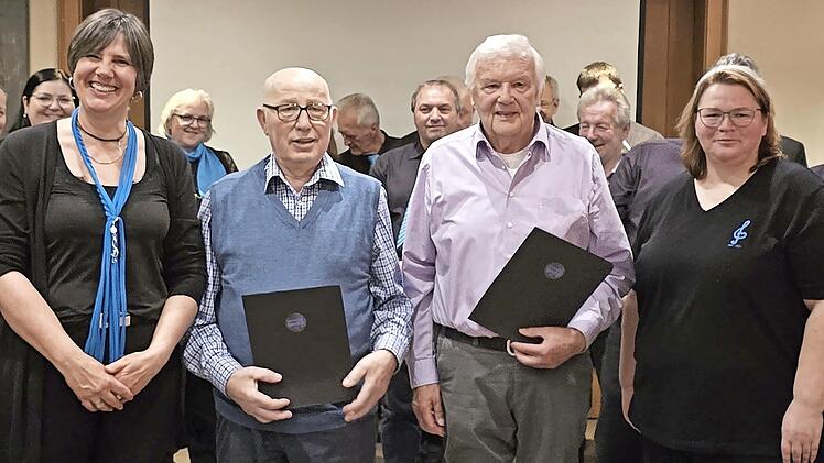 Vorsitzende Annette Eichhorn (li.) und Zweite Vorsitzende Nadja Heinbuch (re.) ehrten Peter Firnstein und Alois Goppert (li.) f&uuml;r jeweils 60 Jahre Mitgliedschaft.