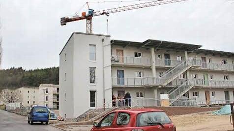 In Wüstenahorn wird fleißig gebaut: Derzeit werden in der Fröbelstraße 150 Wohnungen saniert beziehungsweise neu gebaut. Foto: S. Bastian