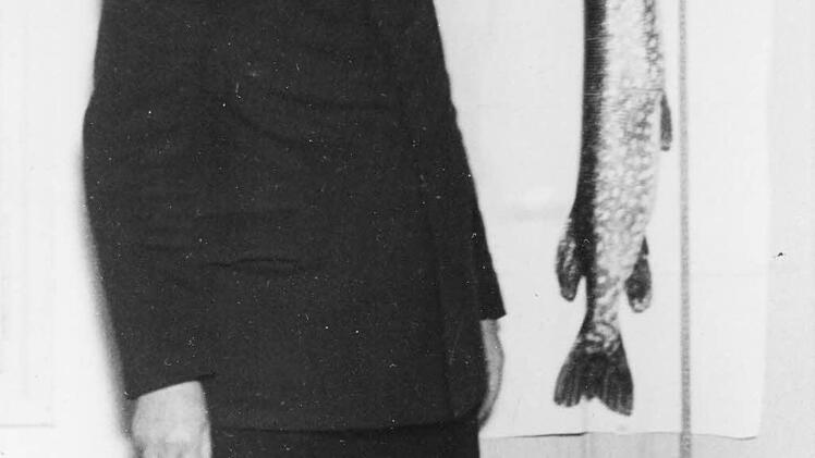 Hans Schiffner als Petrijünger: . Am 25. Oktober 1936 hat er einen exorbitanten Hecht geangelt, vor dem er sich stolz präsentiert. Foto: Wolfgang Schoberth