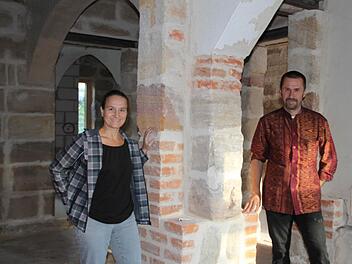 Hauseigentümerin Marina Graetz mit Bauleiter Thomas Frank in einem der Räume , die durch ihre Säulen und Bögen ein stilvolles Wohnerlebnis versprechen.  Foto: Andreas Oswald