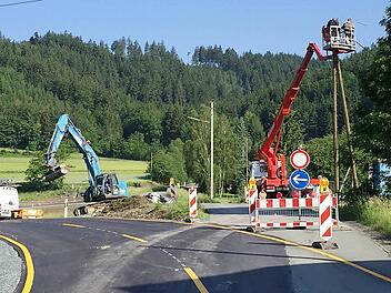Blick von Zeyern Richtung Roßlach. Der so genannte "Behelfspfad" schwenkt von der Gemeindeverbindungsstraße ab.  Foto: Alexander Löffler