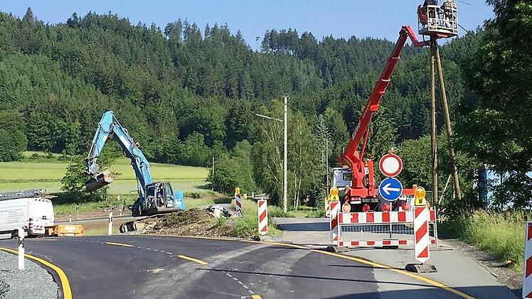 Blick von Zeyern Richtung Roßlach. Der so genannte "Behelfspfad" schwenkt von der Gemeindeverbindungsstraße ab.  Foto: Alexander Löffler