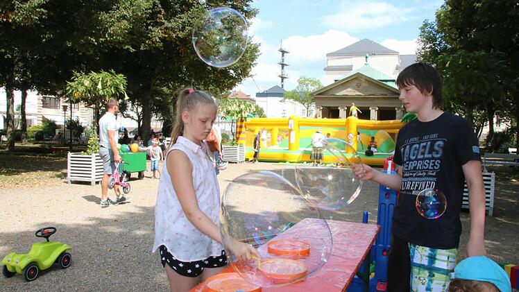 Melanie und ihr Bruder Stefan aus Bad Neustadt freuten sich über den Spielenachmittag gestern im Kurgarten. Seifenblasen und Hüpfburg belebten den Platz am Maxbrunnen. Foto: Ralf Ruppert