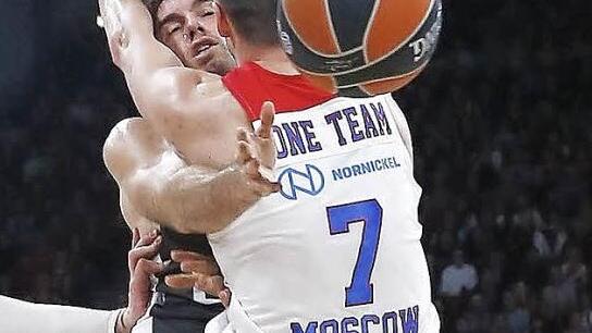Kein Durchkommen gab es f&uuml;r die Bamberger: Hier wird Fabien Causeur von Moskaus Vitaly Frizdon mit gro&szlig;er Physis gestoppt. Foto: Daniel L&ouml;b