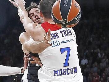 Kein Durchkommen gab es für die Bamberger: Hier wird Fabien Causeur von Moskaus Vitaly Frizdon mit großer Physis gestoppt. Foto: Daniel Löb