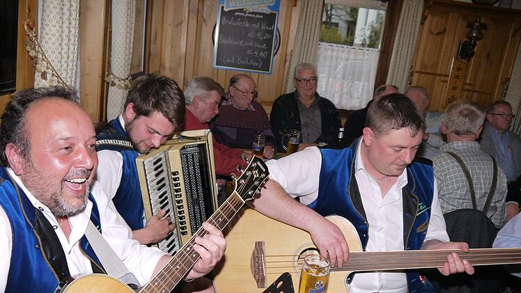 A echte Gaudi: das Wirtshaussingen in Ebersdorf bei Coburg. Foto: Berthold Köhler
