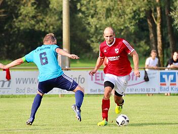 Bad Brückenaus Florian Vogler zieht am Westheimer Marcel Nöth vorbei. Foto: Sebastian Schmitt