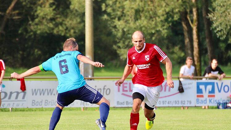 Bad Brückenaus Florian Vogler zieht am Westheimer Marcel Nöth vorbei. Foto: Sebastian Schmitt