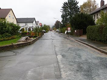 Die Laubenstraße soll im Bereich von der Bushalle Rothemund (rechts) bis zum jetzigen Ausbauende noch bis zum Wintereinbruch saniert werden.Werner Reißaus