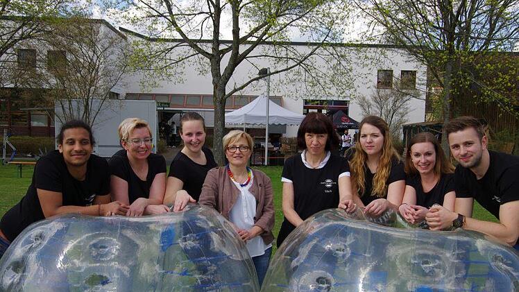 Das HFS-Eventteam (von links) Desmond Denson, Eva Lützler, Eva Schmitt, Andrea Green (Elternintiative), StDin Uschi Delißen, Vicky Ruppert, Isabell Kirchner und Tobias Klaus. Klaus Werner