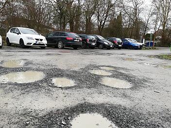 Tiefe Schlaglöcher haben sich auf dem Parkplatz an der Lache gebildet. Auch zwischen den Stellflächen steht teilweise das Wasser.Heike Beudert
