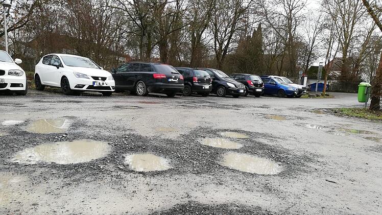 Tiefe Schlaglöcher haben sich auf dem Parkplatz an der Lache gebildet. Auch zwischen den Stellflächen steht teilweise das Wasser.Heike Beudert