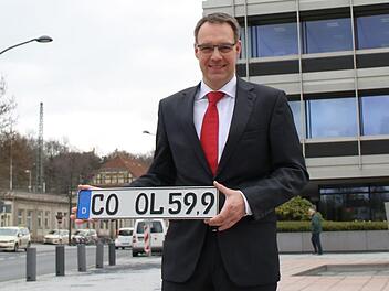 Der für die Kfz-Versicherung zuständige HUK-Vorstand Jörg Rheinländer mit einem der "coolen" Autokennzeichen.Foto: HUK-Coburg