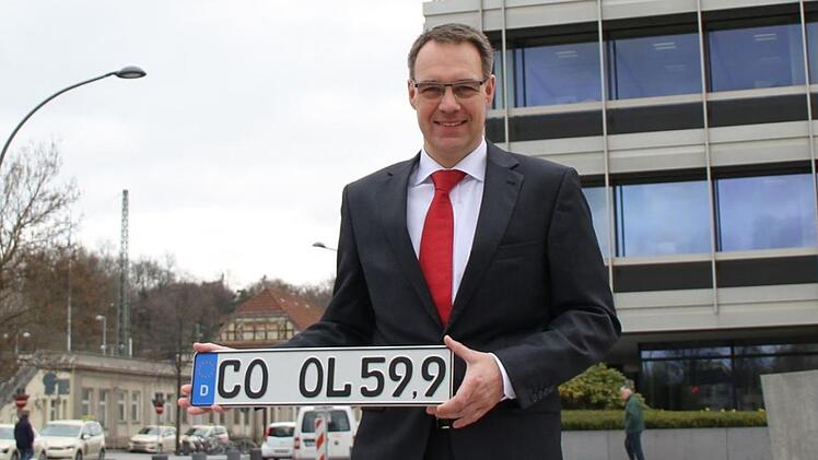 Der für die Kfz-Versicherung zuständige HUK-Vorstand Jörg Rheinländer mit einem der "coolen" Autokennzeichen.Foto: HUK-Coburg