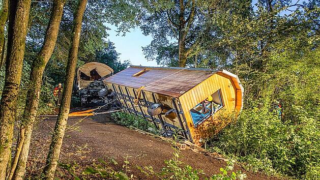 Viel M&uuml;he kostete es die Einsatzkr&auml;fte der Feuerwehren, den umgekippten Wagen wieder auf die Stra&szlig;e zu bringen.  Foto: Kreisfeuerwehrverband
