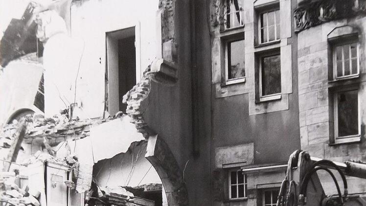 Im November 1977 rückten schwere Baumaschinen zum Abriss des Ernst-Alexandrinen-Bads an. Nur der Portikusbau blieb stehen.Foto: Tageblatt-Archiv