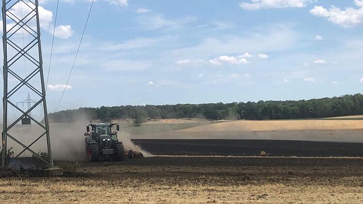 Iphofen: Unberechenbare Flammen auf Feld entz&uuml;nden Feuerwehrauto - "Lage eskalierte"