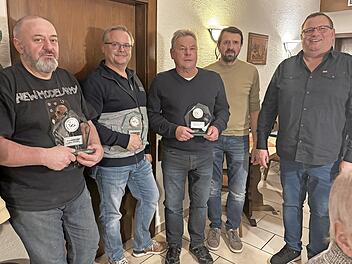 Vereinsmeister Kaninchen Ralf Haase, Vereinsmeister Zwerghühner Ralf Münch, Vereinsmeister Tauben Harald Ulbrich, 2. Vorsitzender Werner Rüger, 1. Vorsitzender Helmut Ulbrich.