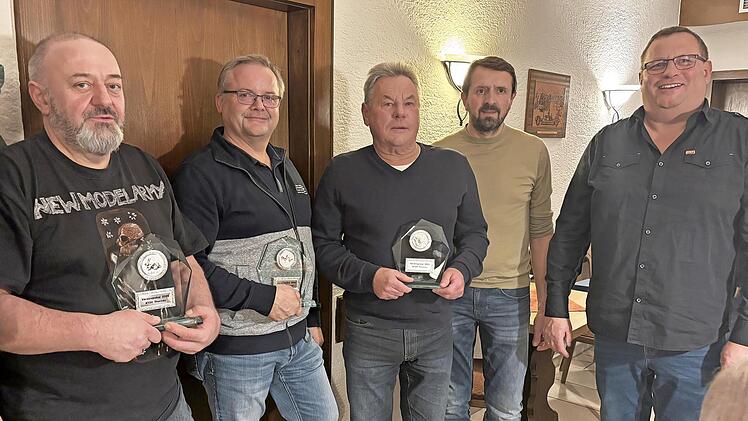 Vereinsmeister Kaninchen Ralf Haase, Vereinsmeister Zwerghühner Ralf Münch, Vereinsmeister Tauben Harald Ulbrich, 2. Vorsitzender Werner Rüger, 1. Vorsitzender Helmut Ulbrich.