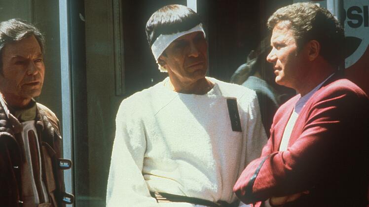Dr. McCoy (DeForest Kelley, links) Mr. Spock (Leonard Nimoy, Mitte) und Kirk (William Shatner) m&uuml;ssen sich m&uuml;hsam im San Francisco der Gegenwart zurechtfinden.
