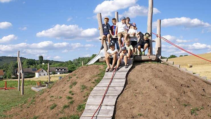 Da fühlen sich die Kinder wohl: Gemeinschaftserlebnis auf dem neuen Spielplatz. Foto: Renate Neubecker