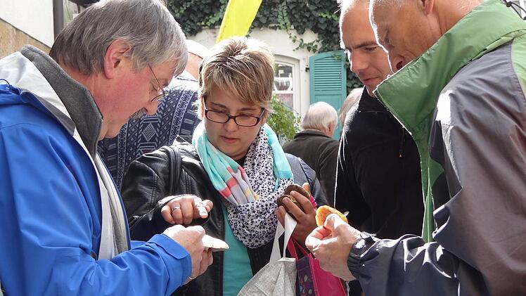 Giftig oder nicht?: Diese Antwort konnte am Kirchweihsonntag Herbert Stang in seinem Apothekerhof geben. Der Pilzexperte stöberte in den Funden seiner Besucher und sagte ihnen, was sie ohne Bauchschmerzen genießen können.