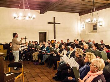 Der Gesangverein und der Singkreis Mönchröden bei der Probenarbeit am "Weihnachtsoratorium" von Helmut Mitzenheim. Foto: Jochen Berger