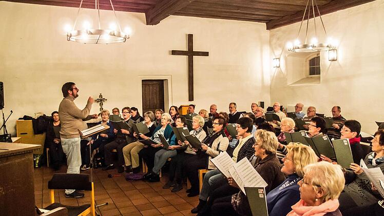 Der Gesangverein und der Singkreis Mönchröden bei der Probenarbeit am "Weihnachtsoratorium" von Helmut Mitzenheim. Foto: Jochen Berger