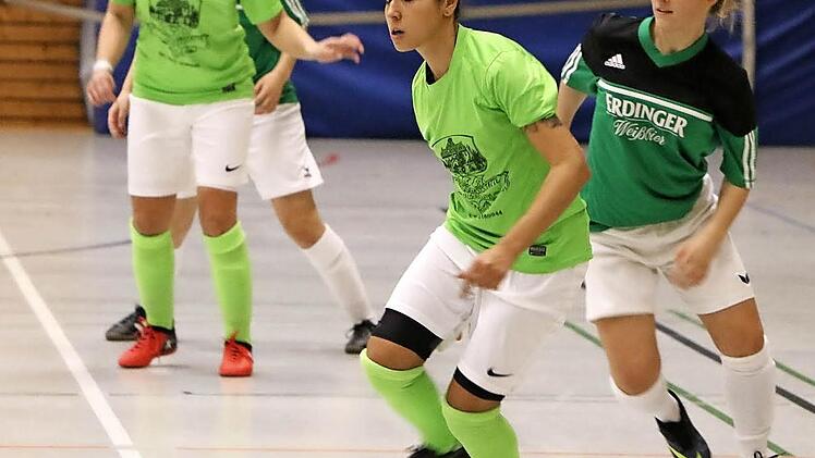 Der TSV Brand (hellgrüne Trikots, hier gegen die TSG 05 Bamberg) belegte bei seinem Heimturnier in der Endabrechnung den fünften Rang.  Fotos: Uwe Kellner