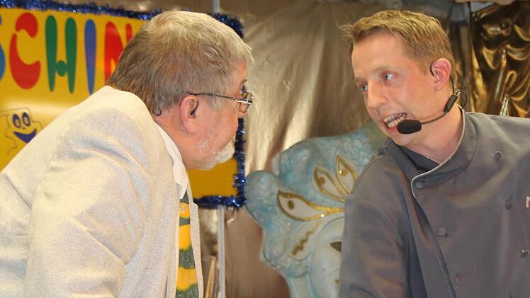 Reiner Calmund (Jürgen Peter, links) bringt Sternekoch Alexander (Konrad Sauerteig) auf die Palme. Foto: Jürgen Gärtner