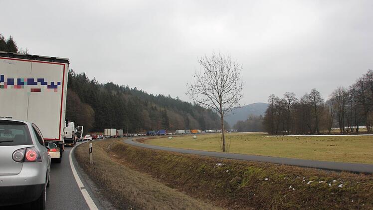 Der Verkehr Richtung Wallenfels kam zeitweise zum Stehen und staute sich bis nach Zeyern.  Foto: Ronald Heck