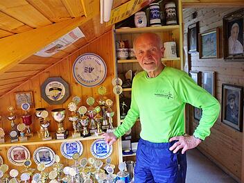 Zahlreiche Pokale, Medaillen und Urkunden erinnern an die eindrucksvolle Laufkarriere des Stockheimer Spitzensportlers Harald Popig, der vor kurzem 75 Jahre alt wurde. Foto: Gerd Fleischmann