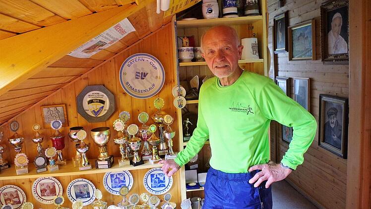 Zahlreiche Pokale, Medaillen und Urkunden erinnern an die eindrucksvolle Laufkarriere des Stockheimer Spitzensportlers Harald Popig, der vor kurzem 75 Jahre alt wurde. Foto: Gerd Fleischmann