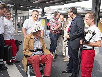 Peter Hütz kam am Donnerstag mit dem Zug aus München nach Coburg gefahren. Kurzfristig trugen Mitarbeiter von Hilfsorganisationen den stark gehbehinderten Mann die Treppen im Coburger Bahnhof hinunter. Die seit etwa einem Dreivierteljahr installierten Personenlifte im Coburger Bahnhof sind immer noch nicht in Betrieb.  Foto: Christoph Winter
