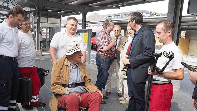 Peter Hütz kam am Donnerstag mit dem Zug aus München nach Coburg gefahren. Kurzfristig trugen Mitarbeiter von Hilfsorganisationen den stark gehbehinderten Mann die Treppen im Coburger Bahnhof hinunter. Die seit etwa einem Dreivierteljahr installierten Personenlifte im Coburger Bahnhof sind immer noch nicht in Betrieb.  Foto: Christoph Winter