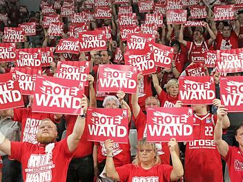 Wie eine Eins stehen die Fans - die "Rote Wand" - hinter ihrer Mannschaft Brose Bamberg,  Fotos: Bertram Wagner