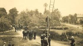 Auf den Bildern von der Feuerwehrübung  sieht man  hier die alte Straße  ...