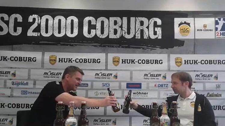 Prost! HSC-Geschäftsführer Michael Häfner (links) sowie Trainer und Sportlicher Leiter Jan Gorr haben am Freitagabend die Coburger Handball-Fans beim ersten virtuellen Stammtisch auf Facebook für gut 45 Minuten gut unterhalten.  Screenshot: Facebook