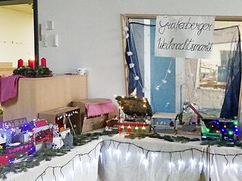 Der selbst gebastelte Weihnachtsmarkt in Gr&auml;fenberg  Foto: PR