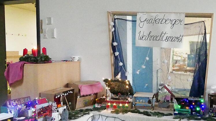 Der selbst gebastelte Weihnachtsmarkt in Gr&auml;fenberg  Foto: PR