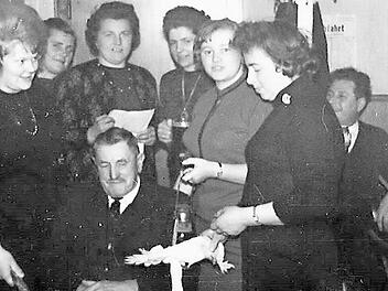 Silvesterabend 1964 in Grössau (von links): Renate Kaim, Marta Scholz, Kathi Zwosta, Trina Betz, Adelheid Bayer und Resi Kaim pfeffern den damaligen Bürgermeister Kilian Blinzler. Foto: privat