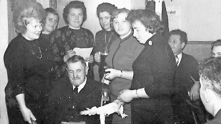 Silvesterabend 1964 in Grössau (von links): Renate Kaim, Marta Scholz, Kathi Zwosta, Trina Betz, Adelheid Bayer und Resi Kaim pfeffern den damaligen Bürgermeister Kilian Blinzler. Foto: privat