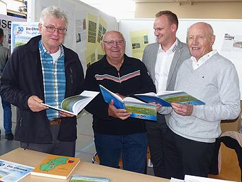 Vier sind eins: Das Buch zur Großgemeinde ist Geschichtswerk und Festschrift in einem. Über das gelungene Werk freuen sich mit Bürgermeister Nico Rogge die Autoren Dieter Werner, Siegfried Erhard und Stefan Geiger.