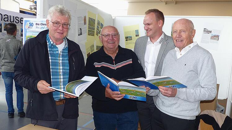 Vier sind eins: Das Buch zur Großgemeinde ist Geschichtswerk und Festschrift in einem. Über das gelungene Werk freuen sich mit Bürgermeister Nico Rogge die Autoren Dieter Werner, Siegfried Erhard und Stefan Geiger.