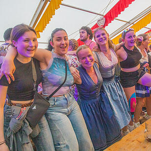 Musik im Festzelt gab es mit der Band "KLOSTERGOLD"